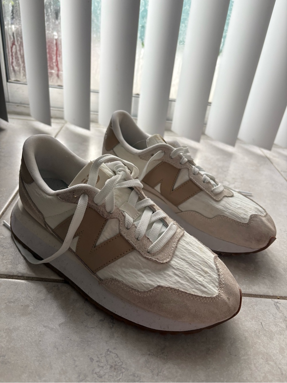 New Balance womans Retro Runner Sneakers - White & Tan
